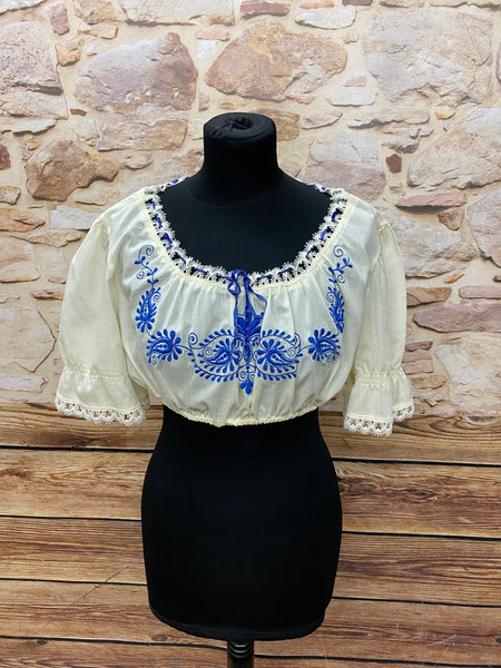 Vintage Dirndlbluse, Trachtenbluse cremefarbend mit blauer Stickerei, Unikat, Gr.44 