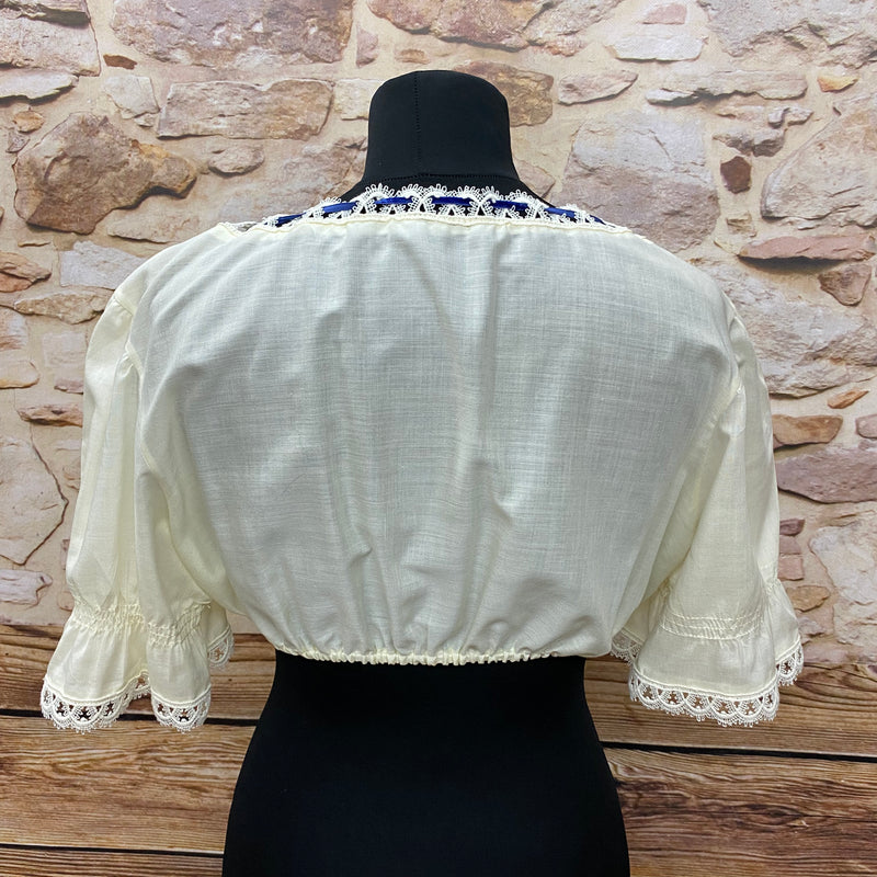 Vintage Dirndlbluse, Trachtenbluse mit blauer Stickerei, Unikat, Gr.44