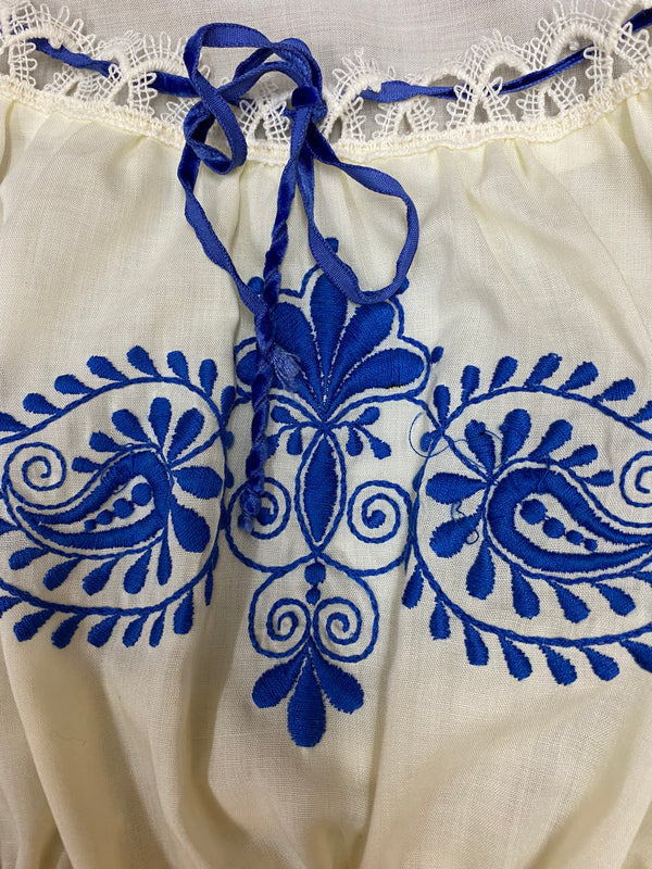 Vintage Dirndlbluse, Trachtenbluse mit blauer Stickerei, Unikat, Gr.44