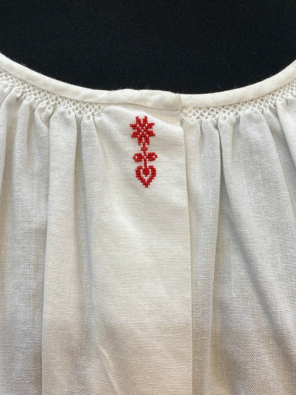Vintage Dirndlbluse Weiß mit Stickerei & Bindeband – Gr. 44