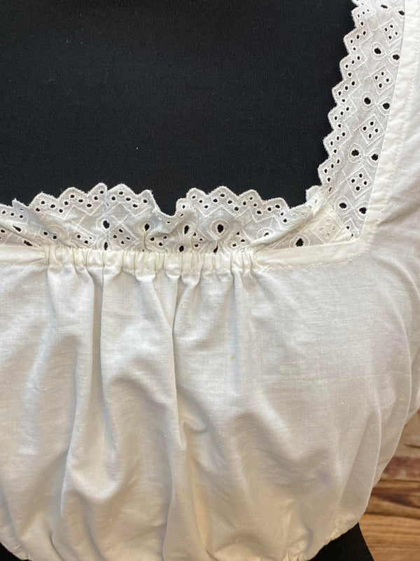 Vintage Dirndlbluse mit Lochspitzenkragen & Puffärmeln – Gr. 40
