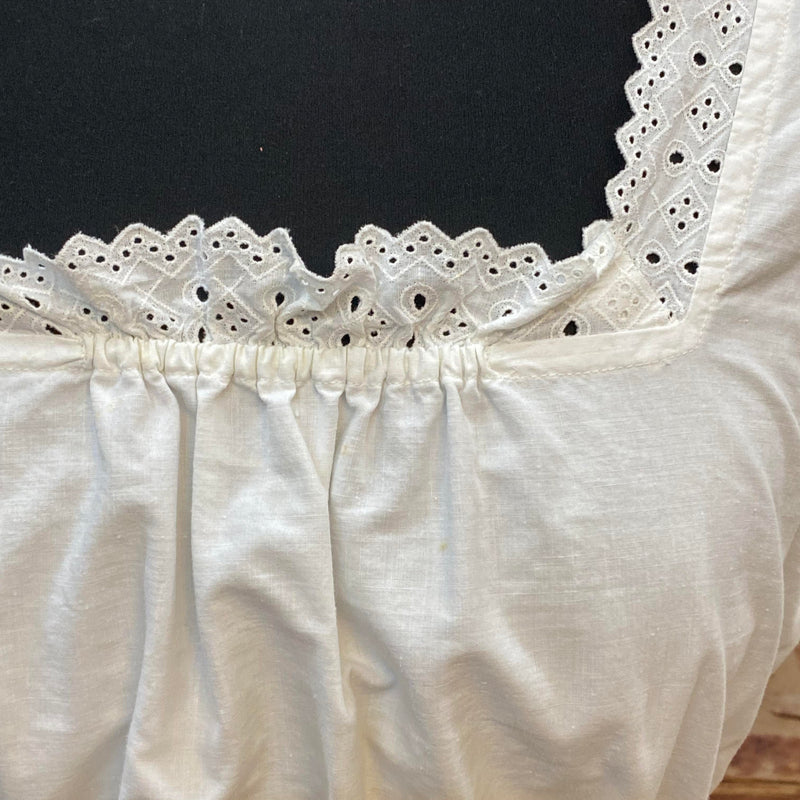 Vintage Dirndlbluse mit Lochspitzenkragen & Puffärmeln – Gr. 40