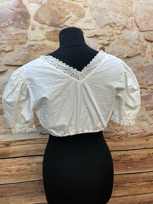 Vintage Dirndlbluse mit Lochspitzenkragen & Puffärmeln – Gr. 40