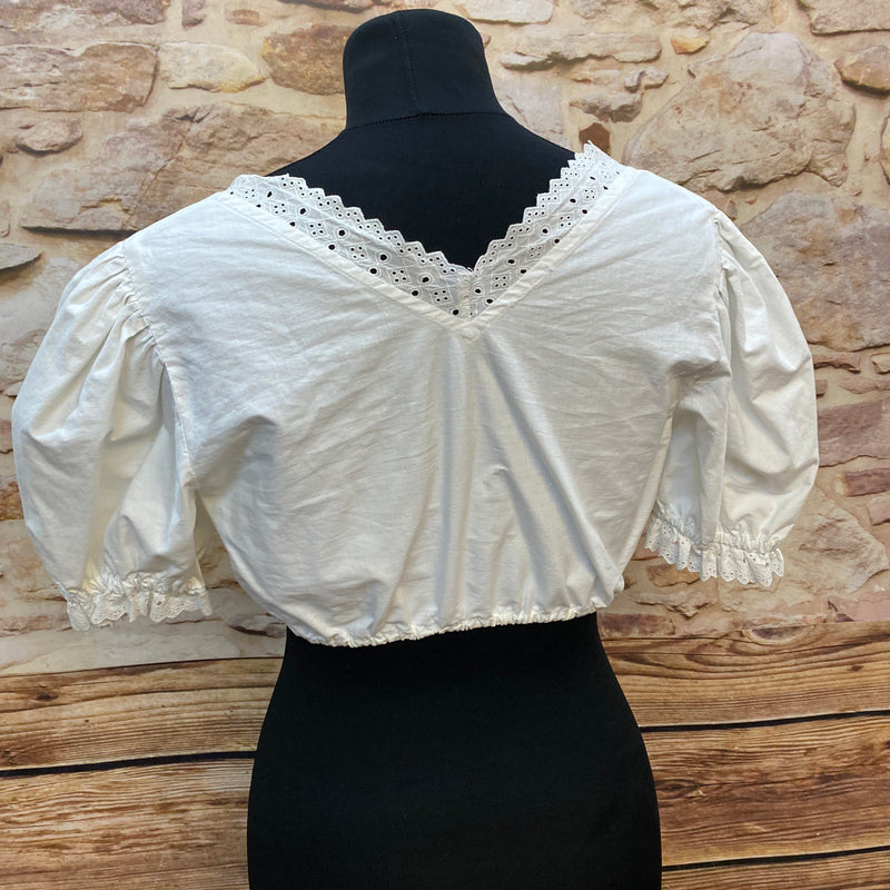 Vintage Dirndlbluse mit Lochspitzenkragen & Puffärmeln – Gr. 40