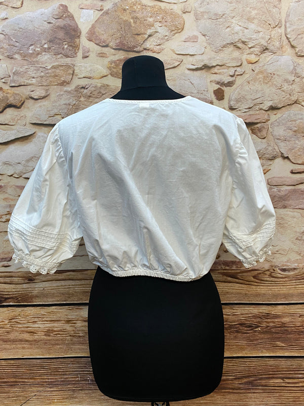 Weiße Dirndlbluse aus Baumwolle mit Lochspitze – Größe 44