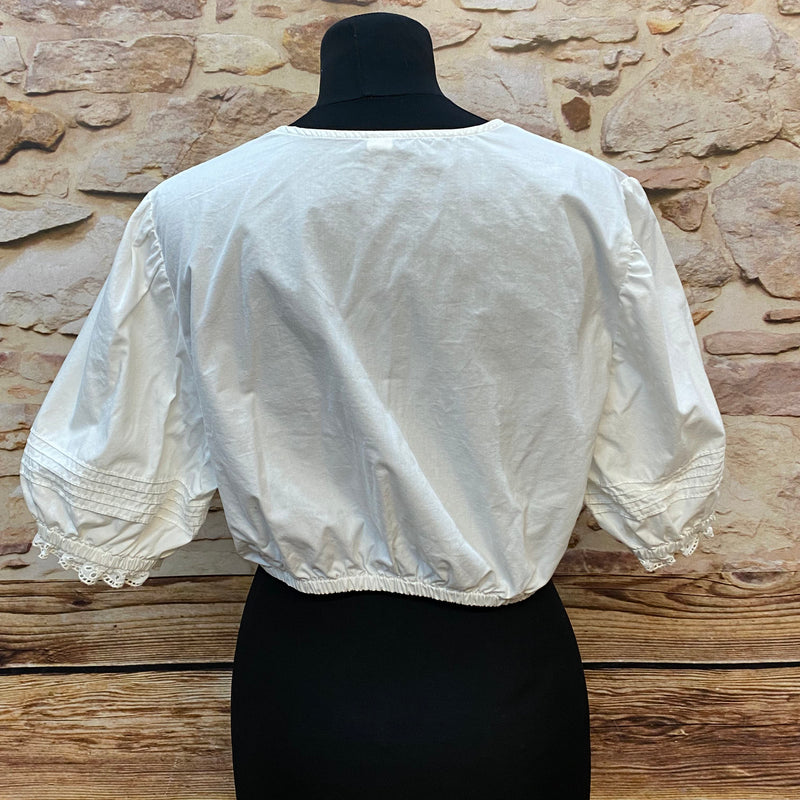 Weiße Dirndlbluse aus Baumwolle mit Lochspitze – Größe 44