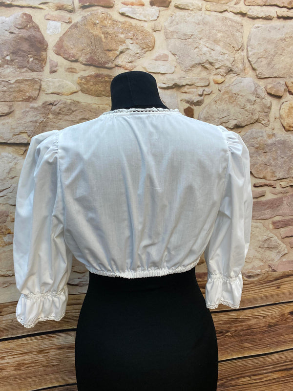 Dirndlbluse Weiß mit mittiger Raffung und Spitze – Gr. 40
