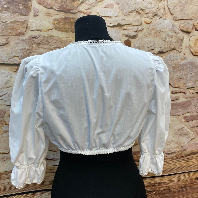 Dirndlbluse Weiß mit mittiger Raffung und Spitze – Gr. 40