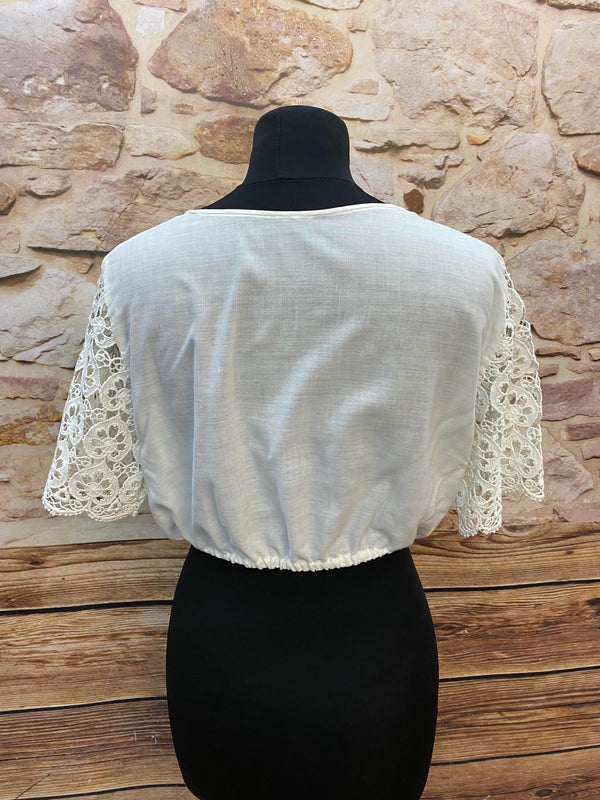Dirndlbluse mit Häkelspitze & kurzen Spitzenärmeln – Gr. 40