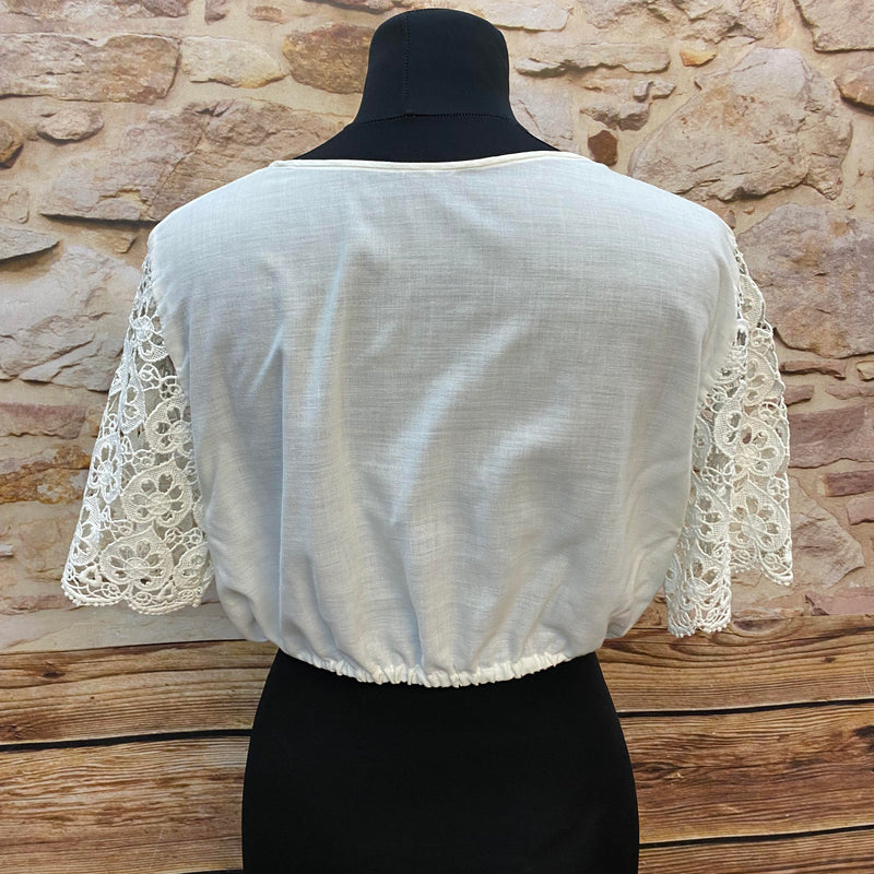 Dirndlbluse mit Häkelspitze & kurzen Spitzenärmeln – Gr. 40