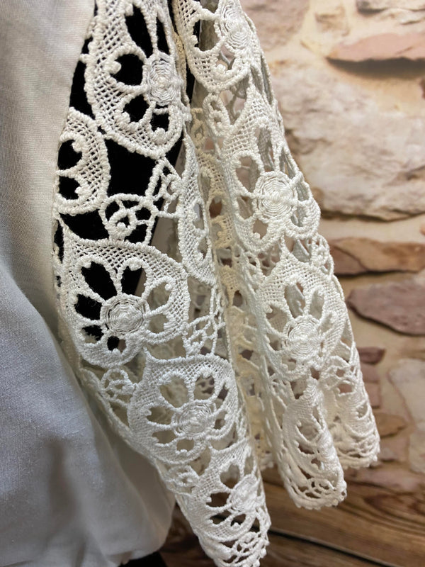 Dirndlbluse mit Häkelspitze & kurzen Spitzenärmeln – Gr. 40