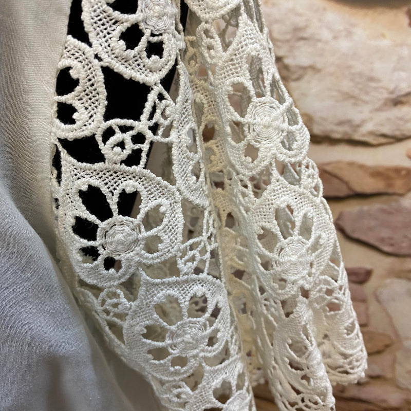 Dirndlbluse mit Häkelspitze & kurzen Spitzenärmeln – Gr. 40