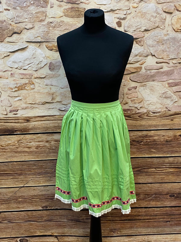 „Vintage Dirndlschürze apfelgrün mit Blumenborte und Häkelspitze am Saum“