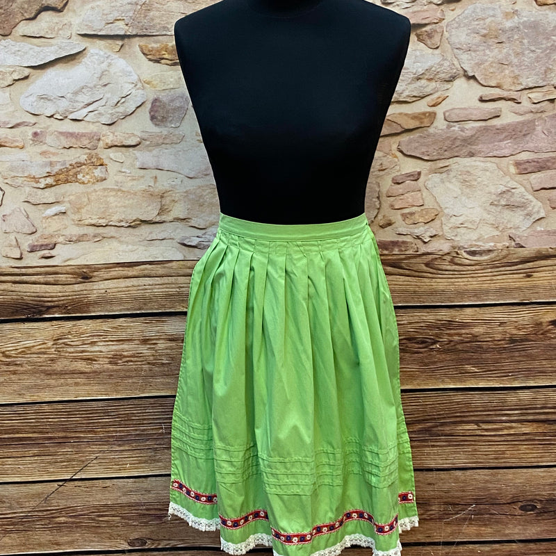 „Vintage Dirndlschürze apfelgrün mit Blumenborte und Häkelspitze am Saum“