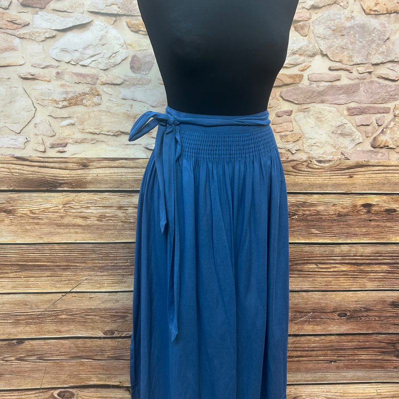„Blaue Vintage-Dirndl-Schürze mit gesmoktem Bund und Bindeschleife, Länge 83 cm“