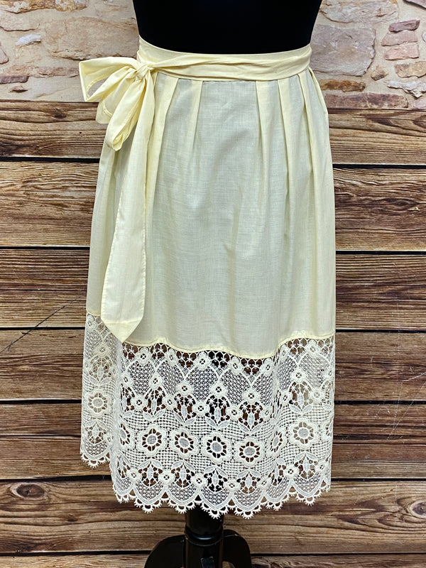 „Vintage Dirndlschürze creme mit Spitze elegante Trachten Schürze Damen“