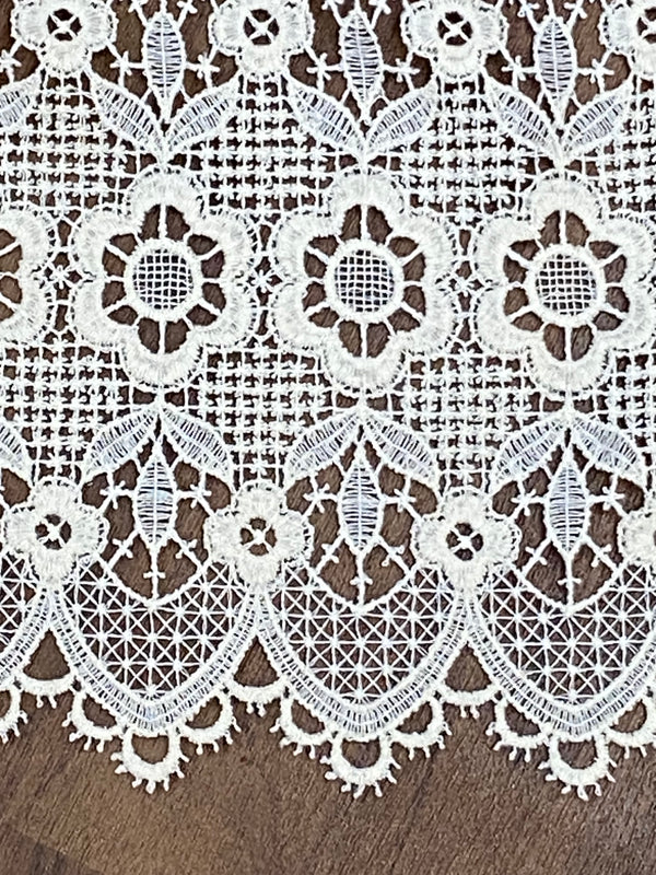 „Detail Spitzenbordüre cremefarbene Dirndlschürze hochwertig“