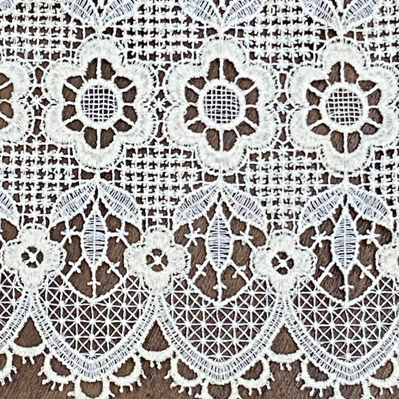 „Detail Spitzenbordüre cremefarbene Dirndlschürze hochwertig“