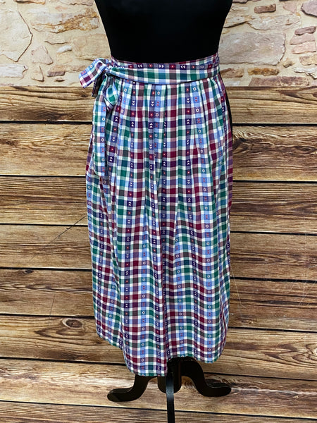 Dirndlschürze für Damen, kariert in Weinrot, Grün und Hellblau, 75 cm lang, Schleifenbandverschluss, aus Baumwolle, vintage, sehr guter Zustand.