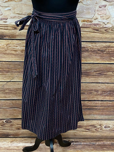 Dirndlschürze Damen, schwarz mit roten Blumenranken, Länge 75 cm, Baumwolle, Vintage von Hanne Modell, mit Schleifenband, traditionelles Design.