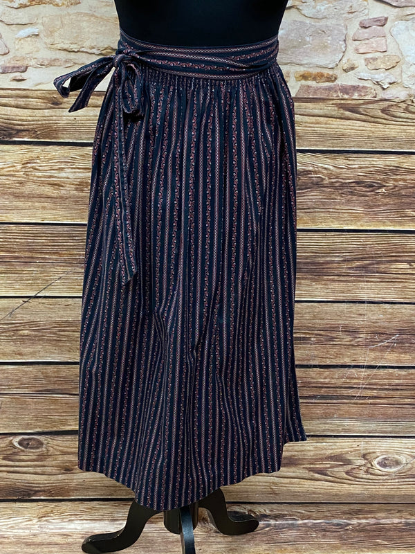 Dirndlschürze Damen, schwarz mit roten Blumenranken, Länge 75 cm, Baumwolle, Vintage von Hanne Modell, mit Schleifenband, traditionelles Design.