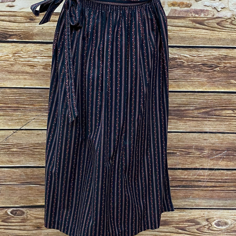 Dirndlschürze Damen, schwarz mit roten Blumenranken, Länge 75 cm, Baumwolle, Vintage von Hanne Modell, mit Schleifenband, traditionelles Design.