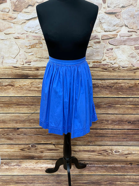 Blaue Vintage Dirndl-Schürze für Damen, 50 cm lang, aus Baumwoll-Mischgewebe, unifarben, mit Schleifenbändern, guter Zustand, secondhand.