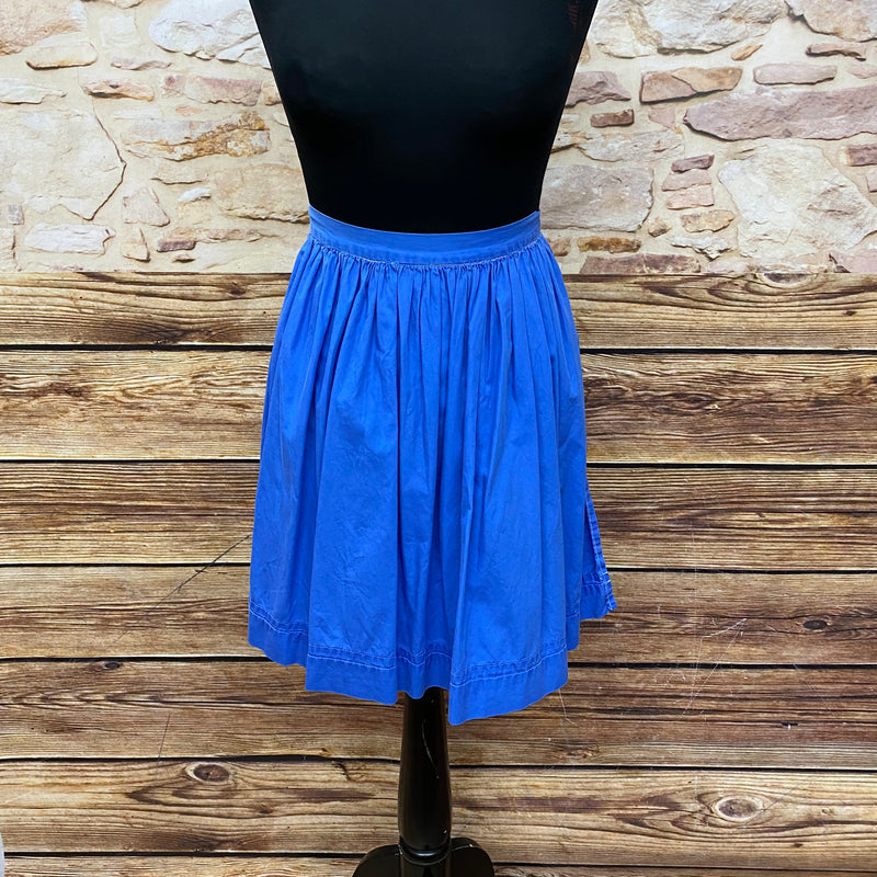Blaue Vintage Dirndl-Schürze für Damen, 50 cm lang, aus Baumwoll-Mischgewebe, unifarben, mit Schleifenbändern, guter Zustand, secondhand.