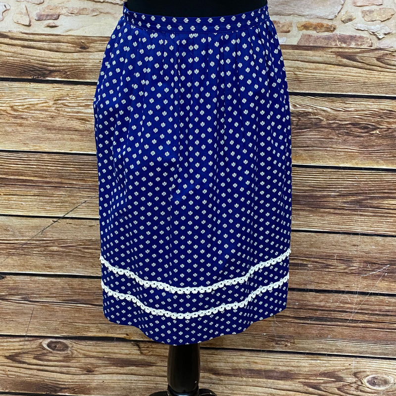 Blaue Vintage Dirndl-Schürze für Damen mit kleinen weißen Blüten und zwei weißen Borten, 57 cm lang, Baumwolle, mit Hakenverschluss, sehr guter Zustand.
