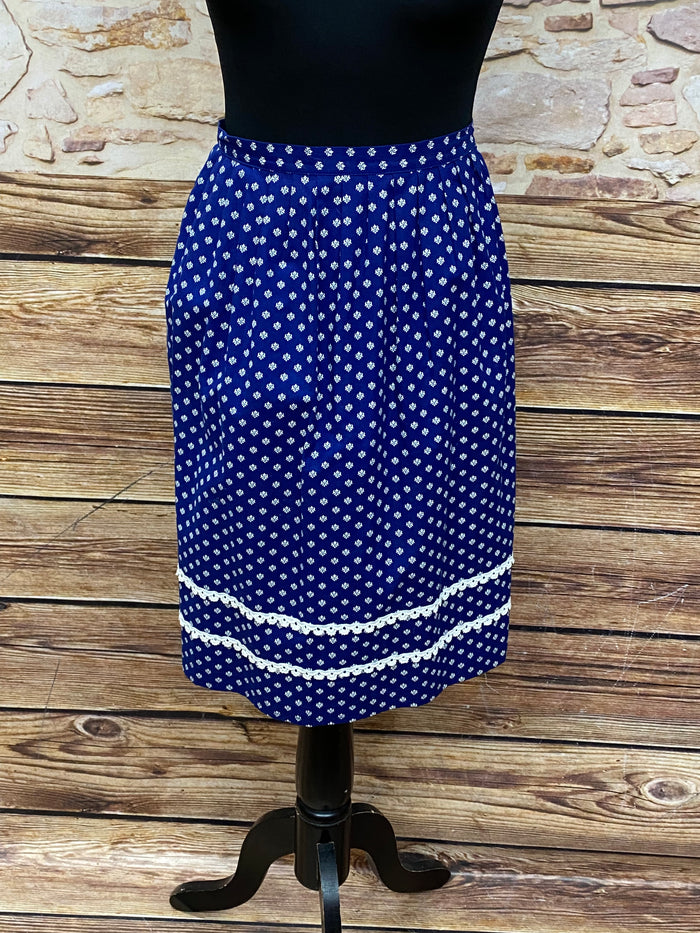 Blaue Vintage Dirndl-Schürze für Damen mit kleinen weißen Blüten und zwei weißen Borten, 57 cm lang, Baumwolle, mit Hakenverschluss, sehr guter Zustand.