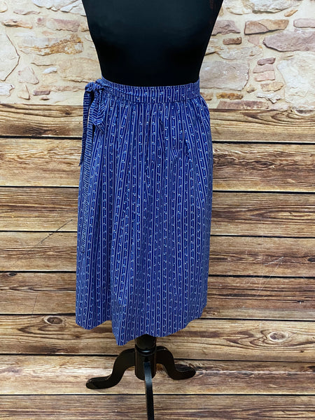 Blaue Dirndlschürze mit weißen und hellblauen Blumenranken, 67 cm lang, Baumwolle, mit Schleifenbändern, vintage, sehr guter Zustand.