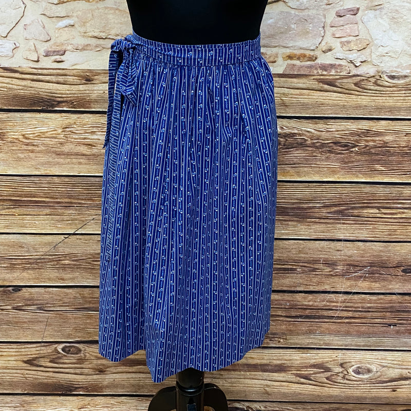 Blaue Dirndlschürze mit weißen und hellblauen Blumenranken, 67 cm lang, Baumwolle, mit Schleifenbändern, vintage, sehr guter Zustand.