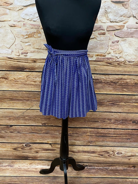 Kurze Vintage Dirndl-Schürze Damen, blau mit weißen Ranken, 40 cm lang, aus Baumwoll-Mischgewebe, mit Schleifenbändern, sehr guter Zustand.