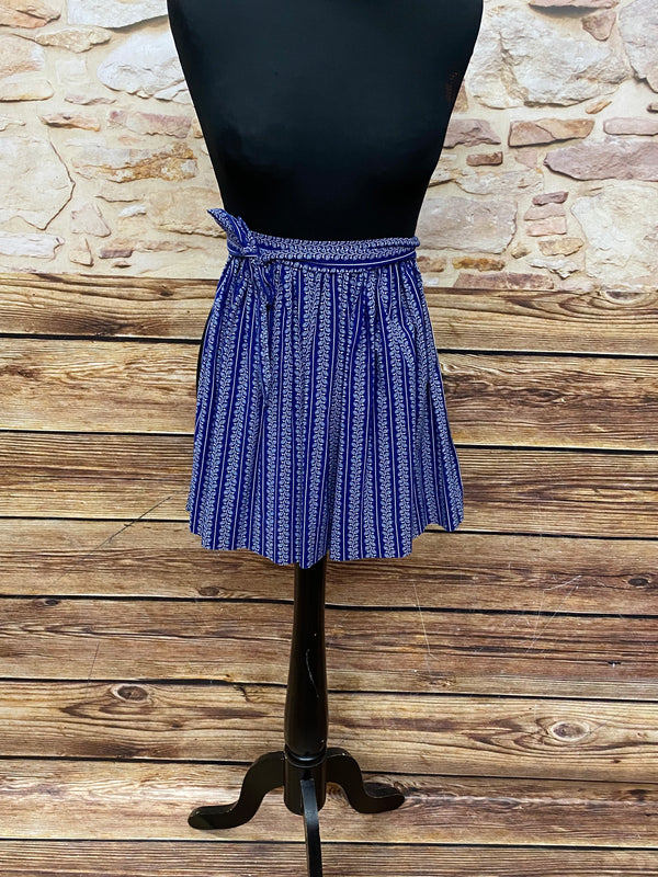 Kurze Vintage Dirndl-Schürze Damen, blau mit weißen Ranken, 40 cm lang, aus Baumwoll-Mischgewebe, mit Schleifenbändern, sehr guter Zustand.