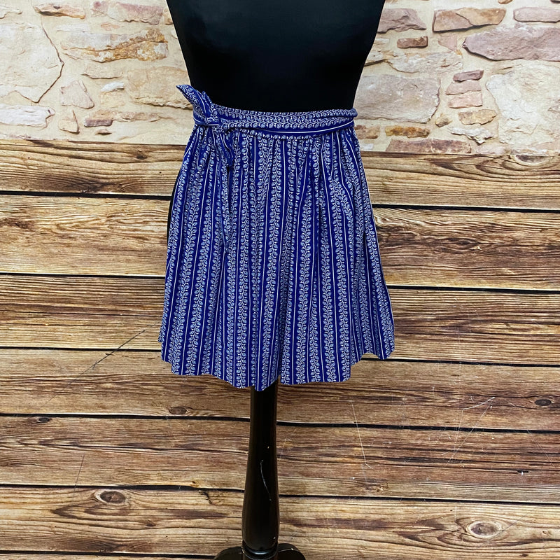 Kurze Vintage Dirndl-Schürze Damen, blau mit weißen Ranken, 40 cm lang, aus Baumwoll-Mischgewebe, mit Schleifenbändern, sehr guter Zustand.