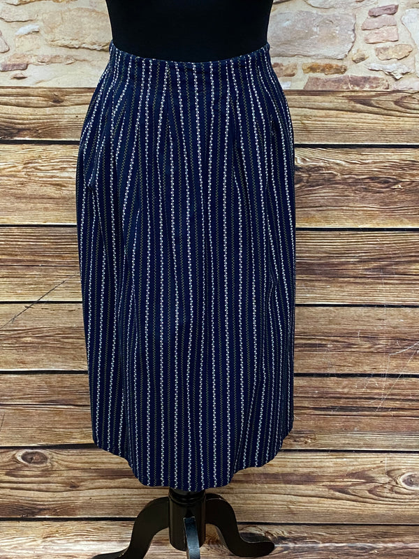 Vintage Dirndl-Schürze Damen, dunkelblau mit grün-weißem Muster, gestreift, 69 cm lang, Baumwoll-Mischgewebe, sehr guter Zustand, Schleifenverschluss.