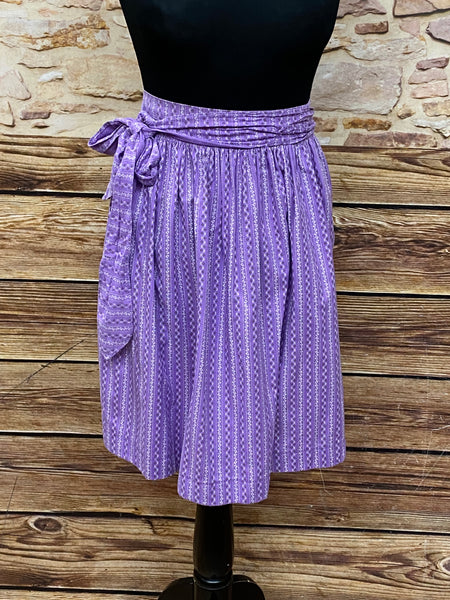 Fliederfarbene Vintage Dirndl-Schürze Damen mit weißen Ranken, 57 cm lang, aus Baumwolle, mit langen Schleifenbändern, sehr guter Zustand.