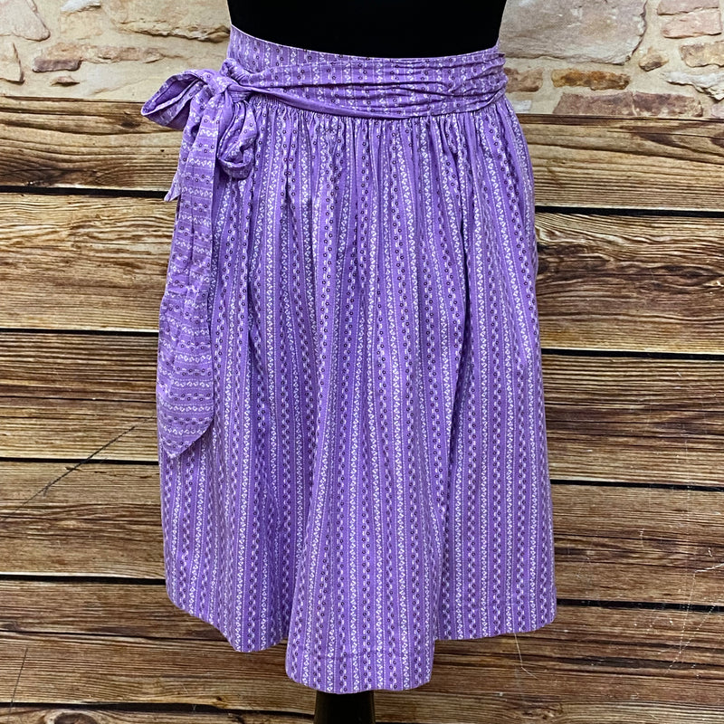 Fliederfarbene Vintage Dirndl-Schürze Damen mit weißen Ranken, 57 cm lang, aus Baumwolle, mit langen Schleifenbändern, sehr guter Zustand.