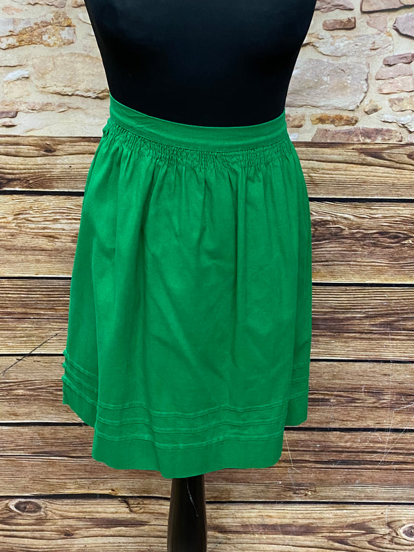 Grüne Dirndl-Schürze für Damen, unifarben, aus Baumwolle, mit silberner Schürzenschließe, 59 cm lang, vintage, guter Zustand.