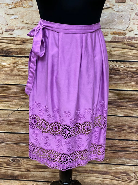 Lila Dirndl-Schürze für Damen mit floraler Lochstickerei, 61 cm lang, aus Baumwolle, Schleifenverschluss, vintage, sehr guter Zustand.
