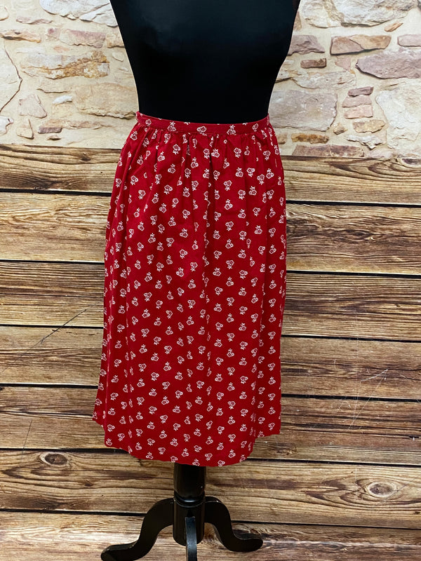 Rote Vintage Dirndl-Schürze für Damen mit weißen Blümchen, 59 cm lang, Baumwoll-Mischgewebe, Schleifenverschluss, sehr guter Zustand, secondhand.
