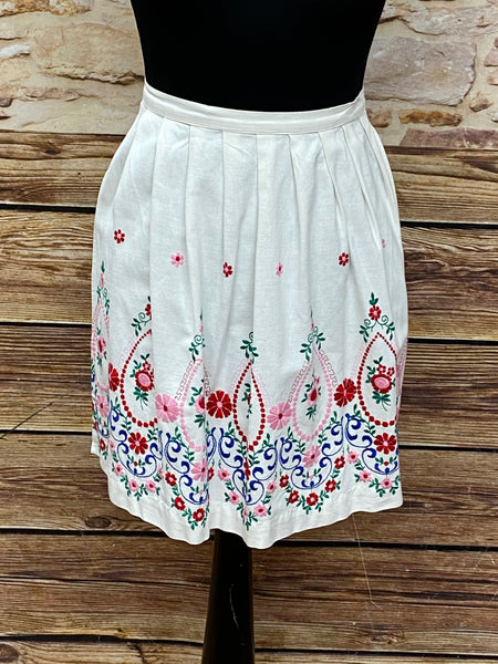 Weiße Dirndl-Schürze für Damen, handbestickt mit floralen Mustern in Rot, Blau und Grün, Baumwolle, 47 cm lang, Schleifenverschluss, vintage, sehr guter Zustand.
