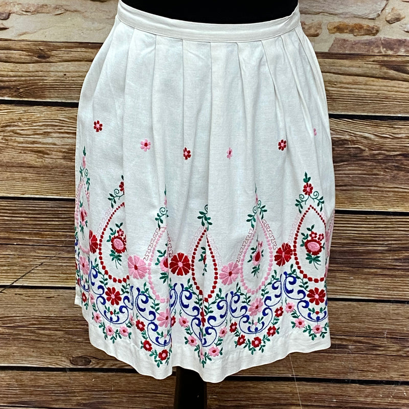 Weiße Dirndl-Schürze für Damen, handbestickt mit floralen Mustern in Rot, Blau und Grün, Baumwolle, 47 cm lang, Schleifenverschluss, vintage, sehr guter Zustand.