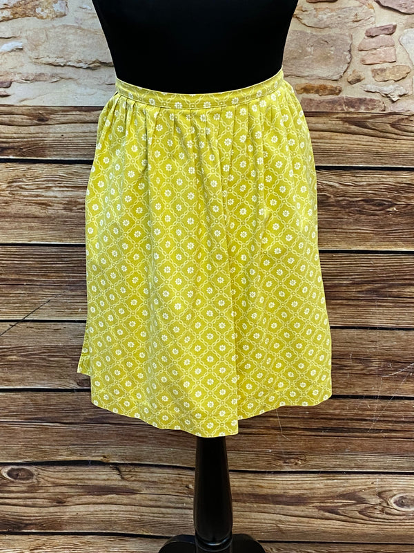„Vintage Dirndlschürze gelb kurz mit Blumenmuster Trachten Damen“