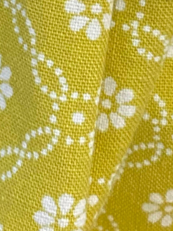 „Detail gelbe Dirndlschürze Baumwolle florales Muster Vintage“