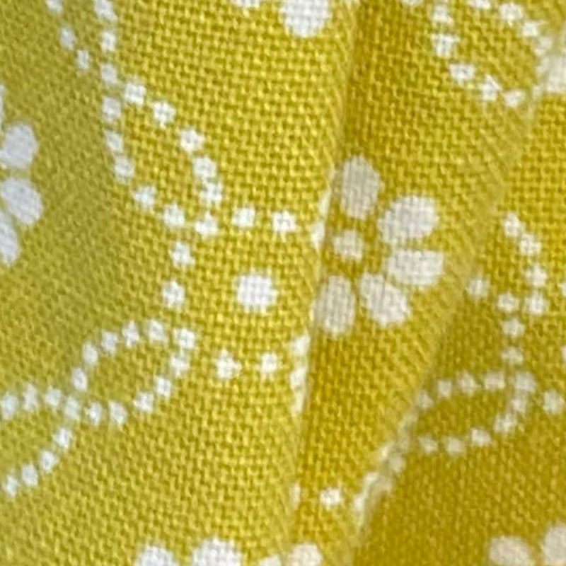 „Detail gelbe Dirndlschürze Baumwolle florales Muster Vintage“