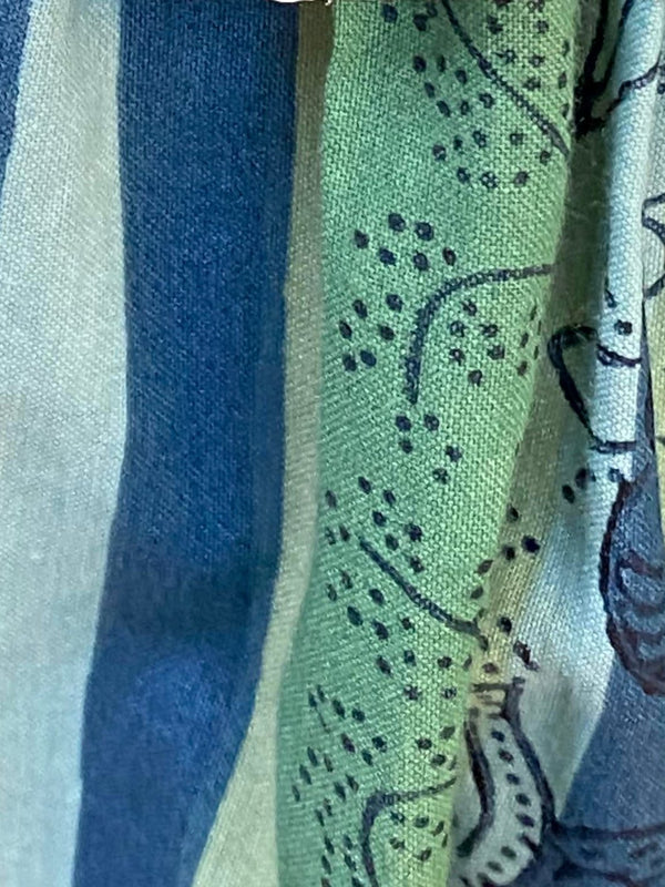 „Detailansicht Dirndlschürze gestreift blau grün florales Muster Baumwolle“
