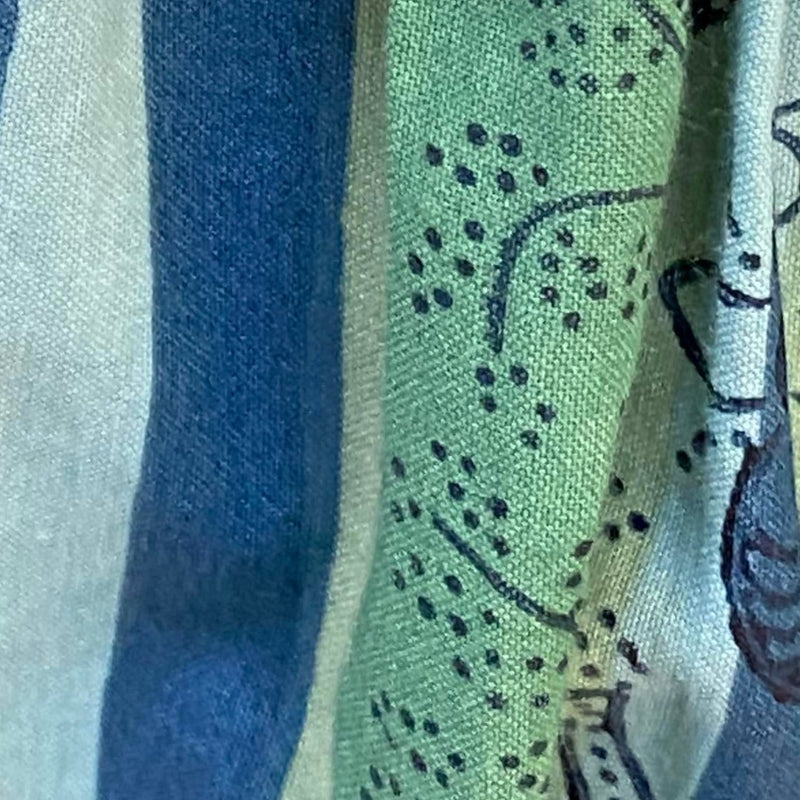 „Detailansicht Dirndlschürze gestreift blau grün florales Muster Baumwolle“