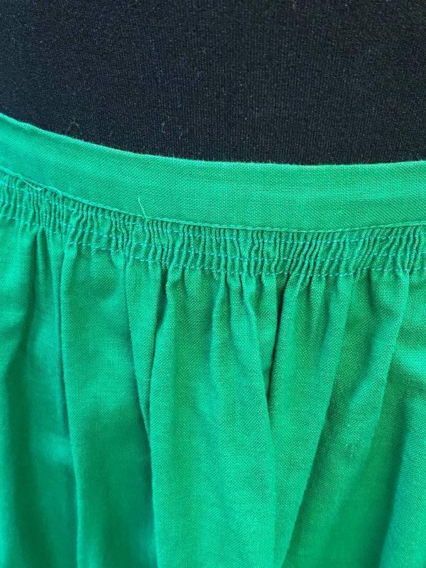 „Detail Raffung Dirndlschürze grün Bund Baumwolle Trachtenmode“