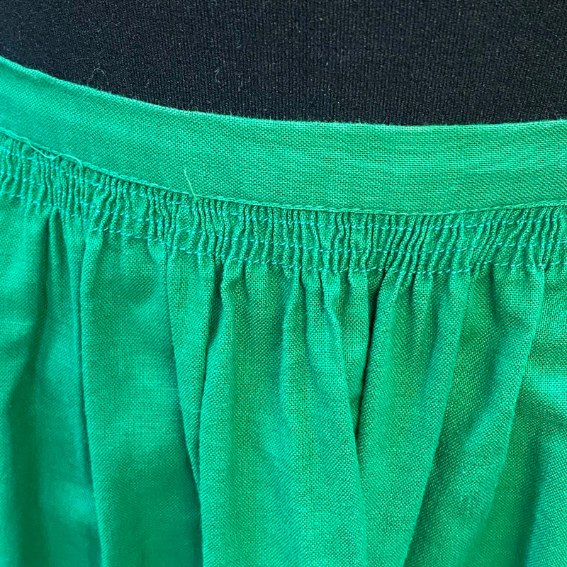 „Detail Raffung Dirndlschürze grün Bund Baumwolle Trachtenmode“